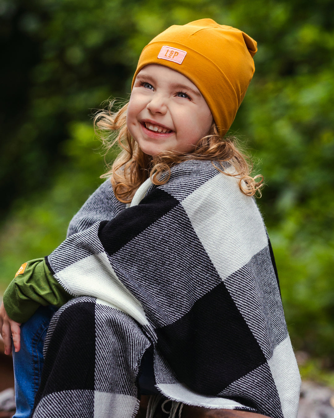 22 ENFANTS ÉCHARPES & CHÂLES | YOUTH SHAWLS AND COZY SCARVES