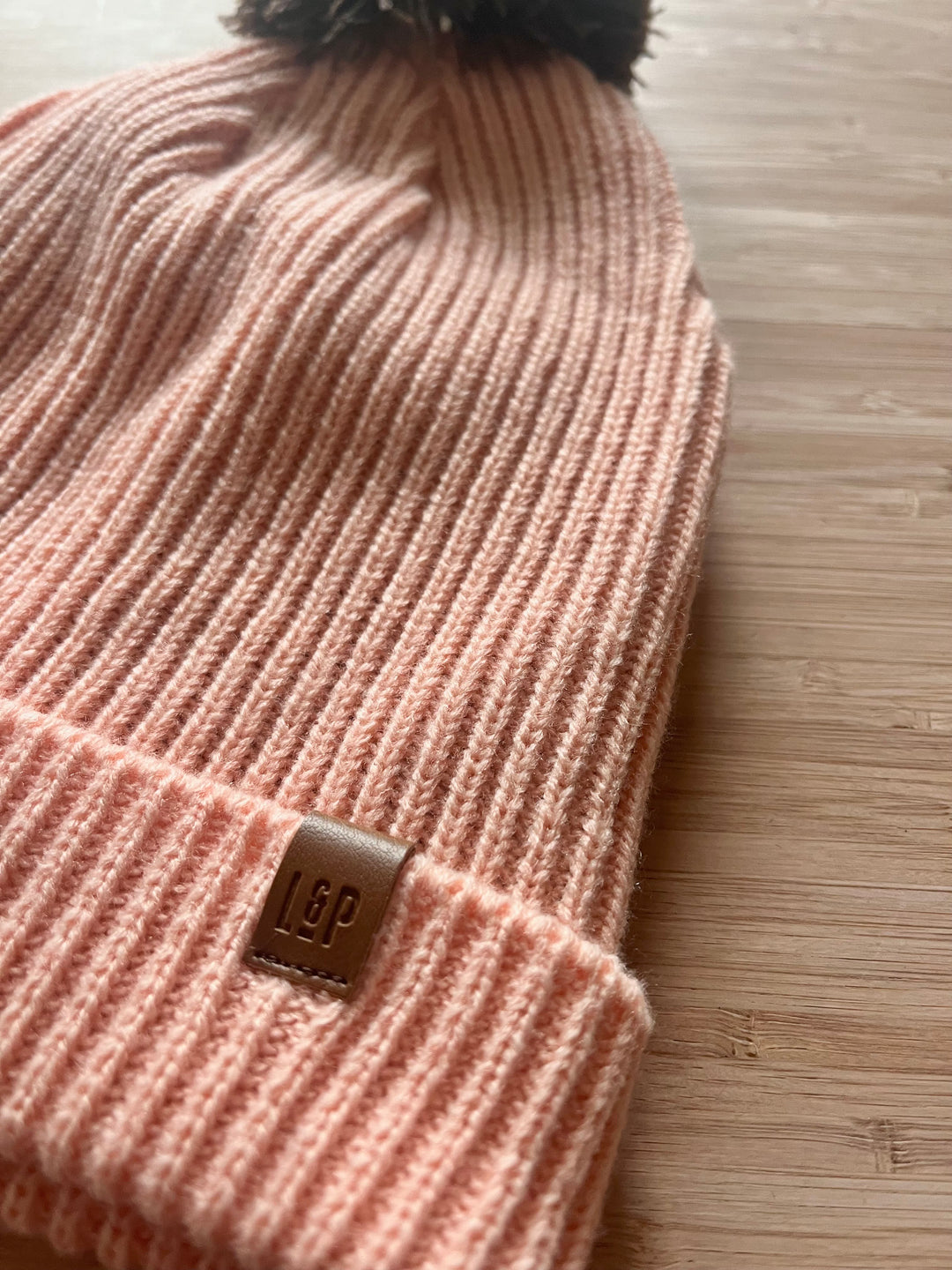 Tuque à pompon en tricot doublée en polar [SS26] [Junior/Adulte]