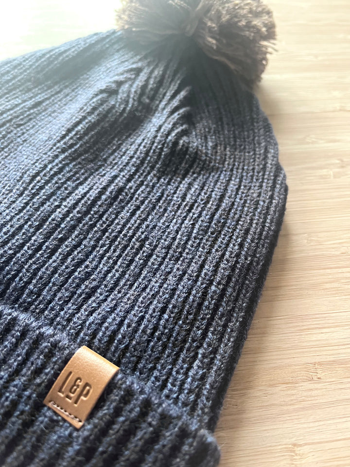 Tuque à pompon en tricot doublée en polar [SS26] [Junior/Adulte]