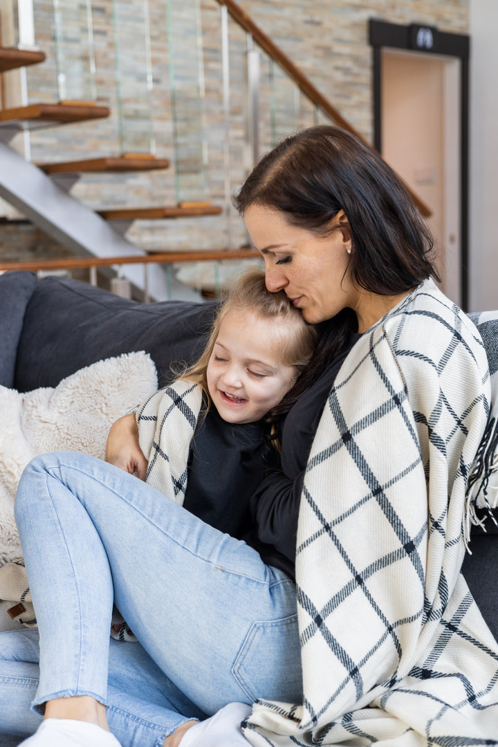 Braided knit shawl for a precious cause - Fondation Santé X L&P